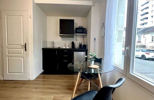 Chatellerault Appartement | Studio lumineux 2 pers. | Centre-ville & confort | Parking à proximité