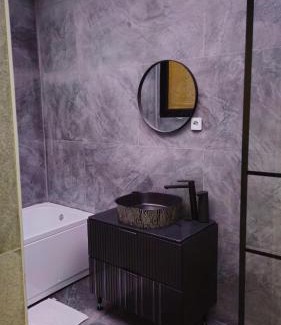 Craiova Appartement | Studio Chic, Rezerva acum! Central, cafea, ceai, apa, parcare publica gratuita, baie cu cabina si cada