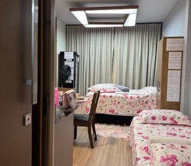 Guarapuava Appartement | Studio com quarto e banheiro em frente ao Parque do Lago Acomoda até 4 pessoas 2 camas