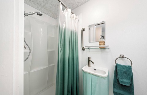 Historic Kailua Village Hôtel | Studio Condo in town and across from the Ocean with a Pool