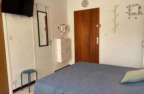 Balaruc-les-Bains Appartement | Studio confortable face aux Thermes avec balcon - FR-1-553-26