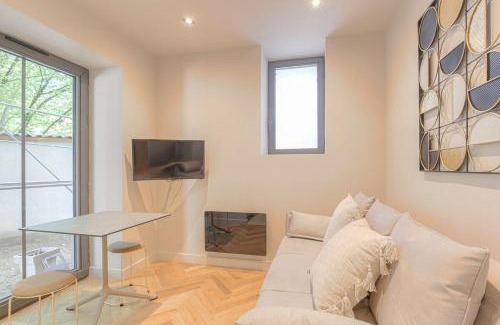 Ecully Appartement | Studio contemporain avec terrasse ensoleillée
