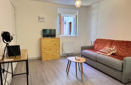 Egletons Appartement | Studio cosy & pratique avec parking privé