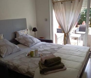 Genas Appartement | Studio de la Maison Rouge