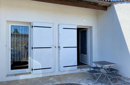 Surgeres Appartement | Studio duplex meublé avec place de parking