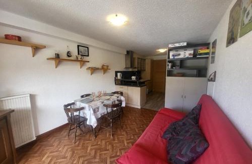 Montgenevre Appartement | Studio ensoleillé avec balcon au centre de Montgenèvre, proche commodités et pistes - FR-1-266-128