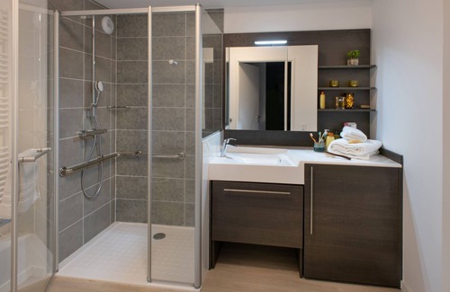 Le Puy-en-Velay Appartement | Studio Ensuite with Bath and Balcony
