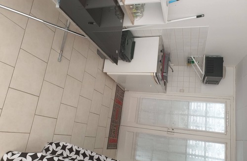 Issoudun Maison | Studio equipped with all comforts with location for vehicle near shops