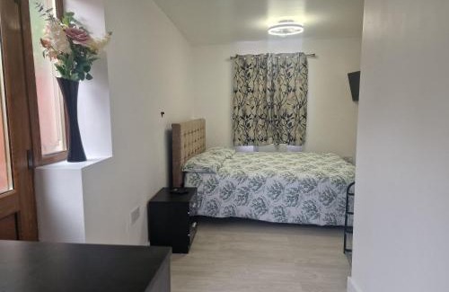 Heaton Appartement | Studio Flat on Straight Road, Harold Hill,