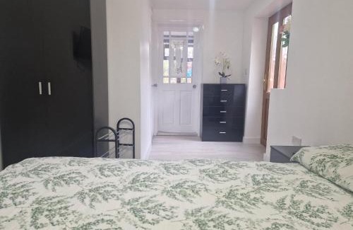 Heaton Appartement | Studio Flat on Straight Road, Harold Hill,
