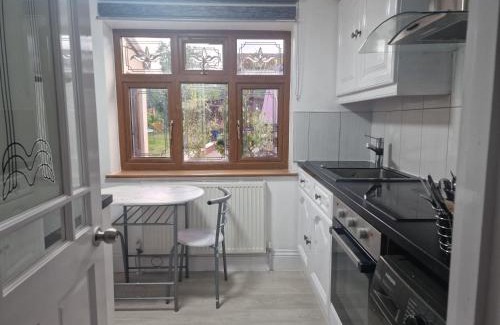 Heaton Appartement | Studio Flat on Straight Road, Harold Hill,