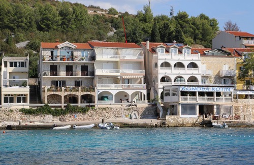 Milna Appartement | Garçonnière avec le balcon et la vue sur le mer Milna, Hvar (AS-22619-c)