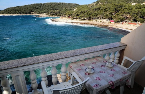 Milna Appartement | Garçonnière avec le balcon et la vue sur le mer Milna, Hvar (AS-22619-c)