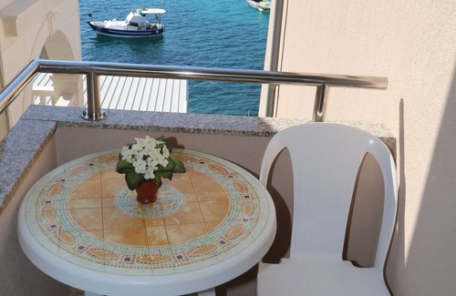 Milna Appartement | Garçonnière avec le balcon et la vue sur le mer Milna, Hvar (AS-22619-d)