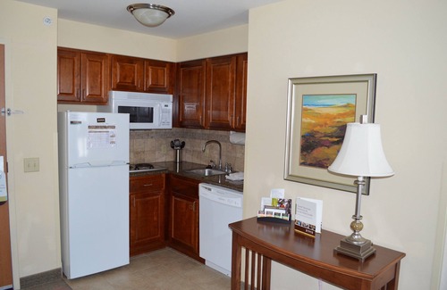 Oconomowoc Appartement | Studio | Free Breakfast. Pool. Gym