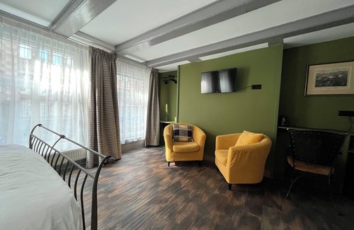 Canal Ring Hôtel | Studio/hotel room in the heart of the city in 18th century house. Very private.
