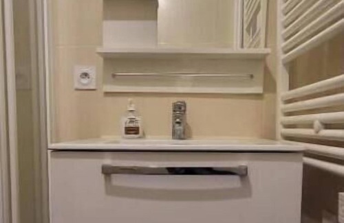 Jonage Appartement | Studio dans une maison avec piscine.