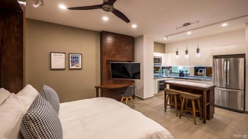 Emiliano Zapata Maison | Studio in Central Location, Rooftop Pool, Hot Tub, Gym, Fire Pit