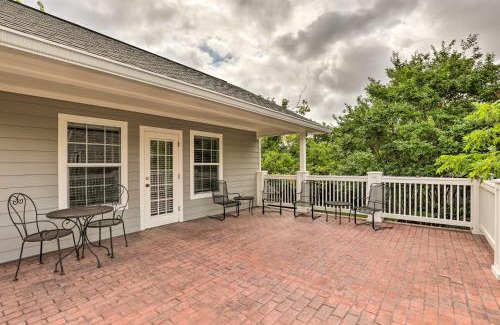 Oakwood Appartement | Studio in College Station with Expansive Deck!