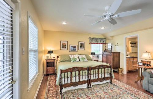 Oakwood Appartement | Studio in College Station with Expansive Deck!