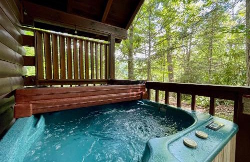 Black Bear Falls Maison | Studio in Gatlinburg with hot tub- super cozy!