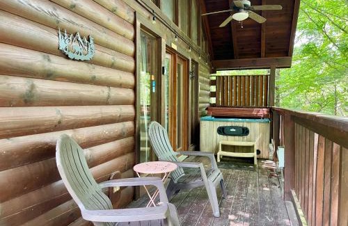 Black Bear Falls Maison | Studio in Gatlinburg with hot tub- super cozy!