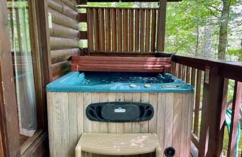 Black Bear Falls Maison | Studio in Gatlinburg with hot tub- super cozy!