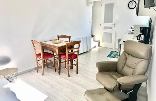 Bourbon-l'Archambault Appartement | Studio indépendant confortable
