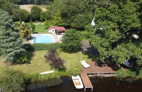 La Ferriere Maison | Studio Indépendant Dans une Maison Avec Piscine, un Grand Parc et son Étang