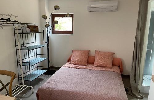 Restinclieres Appartement | Studio indépendant - Terrasse et piscine en été