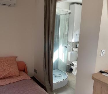 Restinclieres Appartement | Studio indépendant - Terrasse et piscine en été