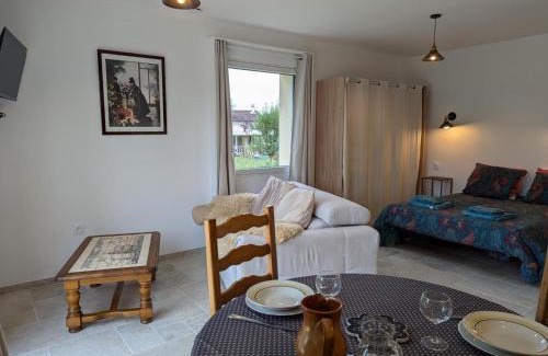 Baignes-Sainte-Radegonde Appartement | Studio moderne avec terrasse, parking et WIFI - FR-1-653-262
