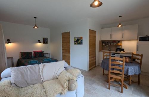 Baignes-Sainte-Radegonde Appartement | Studio moderne avec terrasse, parking et WIFI - FR-1-653-262