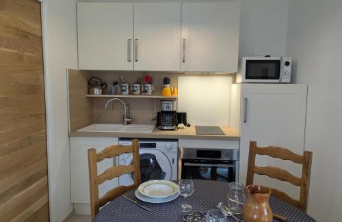 Baignes-Sainte-Radegonde Appartement | Studio moderne avec terrasse, parking et WIFI - FR-1-653-262