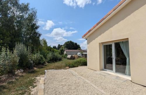 Baignes-Sainte-Radegonde Appartement | Studio moderne avec terrasse, parking et WIFI - FR-1-653-262