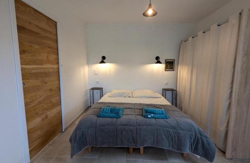 Baignes-Sainte-Radegonde Appartement | Studio moderne avec WiFi et parking à Baignes - FR-1-653-270