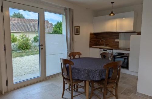 Baignes-Sainte-Radegonde Appartement | Studio moderne avec WiFi et parking à Baignes - FR-1-653-270