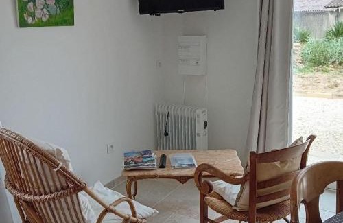 Baignes-Sainte-Radegonde Appartement | Studio moderne avec WiFi et parking à Baignes - FR-1-653-270