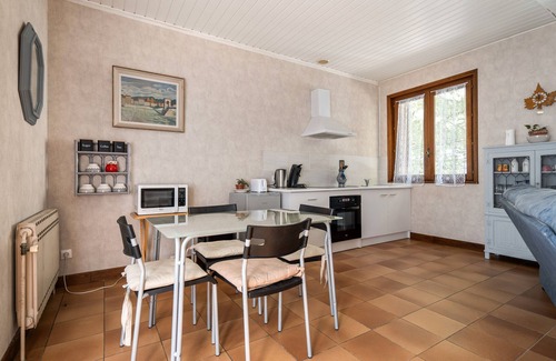 Vienne Appartement | Studio 'Maupas' with Shared Terrace and Wi-Fi