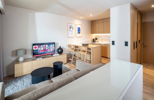 Baillargues Appartement | Studio Moderne | Vue Jardin | Piscine & Spa