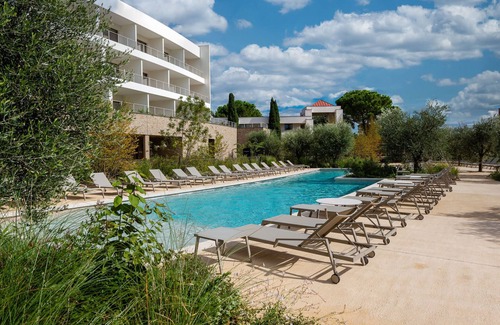Baillargues Appartement | Studio Moderne | Vue Jardin | Piscine & Spa