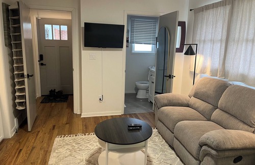 Columbus Appartement | Charming studio in fabulous Columbus with WiFi, AC