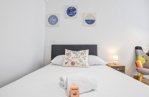 Baille Appartement | Studio neuf avec A/C proche Castellane et métro