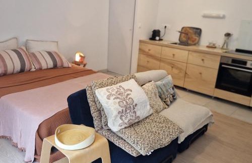 Le Palais Appartement | Studio neuf avec terrasse et jardin au cœur de Le Palais - FR-1-418-260