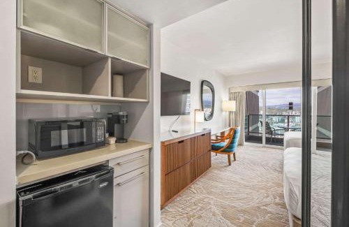 Ala Moana Maison | Studio Ocean View & Balcony 1118