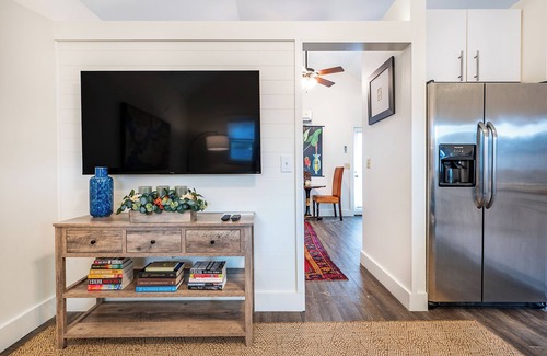 Old Village Maison | Cozy Meets Modern Near Shem Creek - Près des plages et du centre-ville