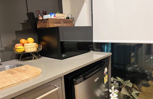 Canberra Appartement | Studio on Northbourne with free parking, 2mins to train, 5mins to city centre.