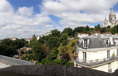 Quartier de Rochechouart Appartement | Studio vue panoramique Montmartre et Paris. Dernier étage ascenceur concierge.