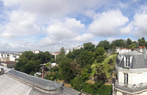 Quartier de Rochechouart Appartement | Studio vue panoramique Montmartre et Paris. Dernier étage ascenceur concierge.