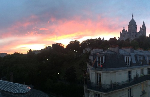 Quartier de Rochechouart Appartement | Studio vue panoramique Montmartre et Paris. Dernier étage ascenceur concierge.